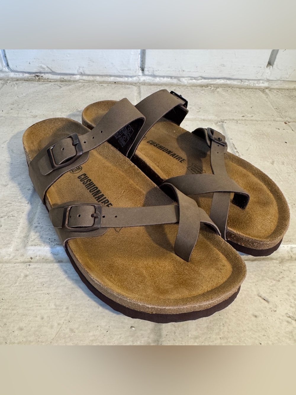 Cushionaire Luna Brown Cork Footbed Toe Loop Sandals Size 8.5